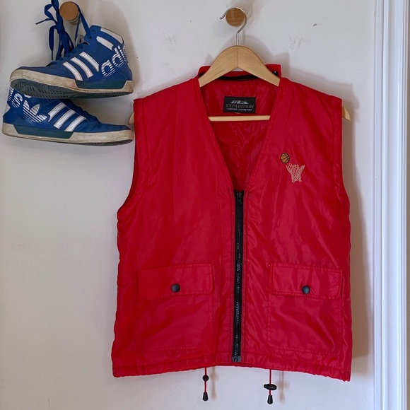 Epic vintage zippered vest with basketball embroidery in vibrant red, unisex - Picture 9 of 12